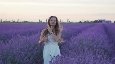 Mor lavanta tarlası Beyazlar içinde bir kız