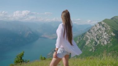 Kız dağlardan Garda Gölü 'nün manzarasına bakıyor.