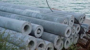 Nehir kıyısında beton borular