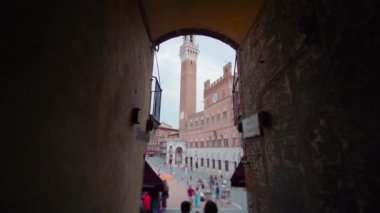Siena Campo Meydanı 'ndaki Mangia Kulesi.