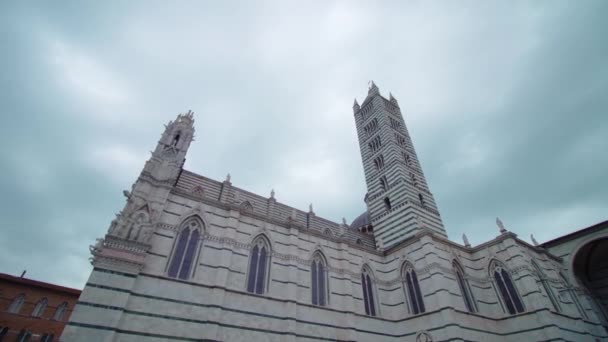 Prachtige witte kathedraal in Siena — Stockvideo