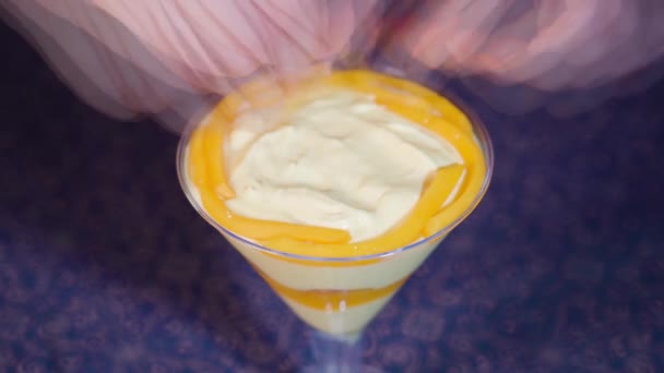 芒果是玻璃杯里奶油上的定子 — 图库视频影像