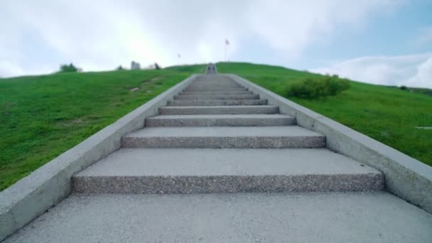 Escaleras largas en una colina con hierba verde — Vídeos de Stock