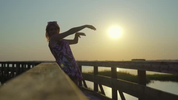 Menina se move em silhueta ao pôr do sol — Vídeo de Stock