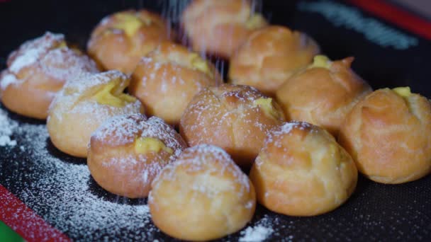 Las bolitas de crema están cubiertas con azúcar velada. — Vídeo de stock