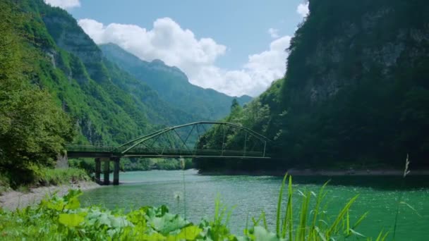 Nowoczesny metalowy most nad rzeką w górach — Wideo stockowe