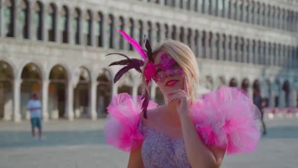 Hermosa chica rubia con máscara en la plaza de Venecia — Vídeos de Stock