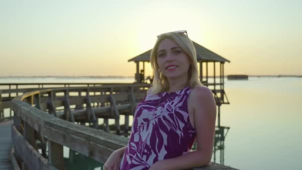 Menina feliz ao pôr do sol na lagoa de Veneza — Vídeo de Stock