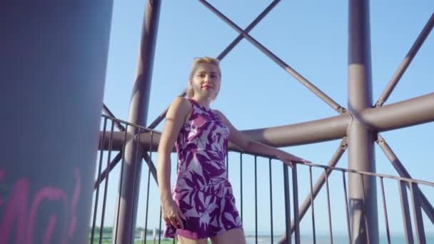 Красивая девушка спускается по лестнице смотровой башни — стоковое видео