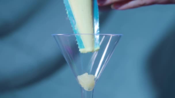 Crema de mascarpone se coloca en el vidrio — Vídeo de stock