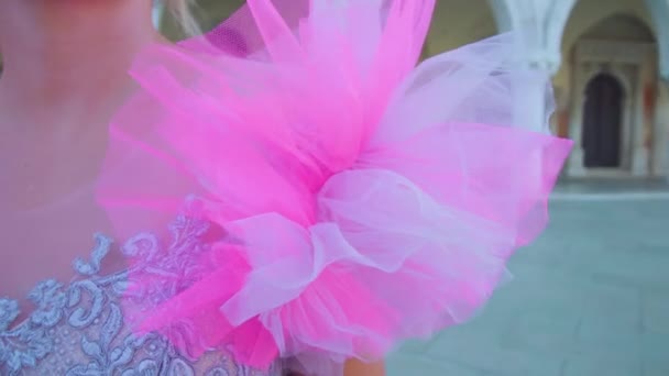 Pinkfarbenes Schulterkleid für ein Mädchen in Venedig — Stockvideo