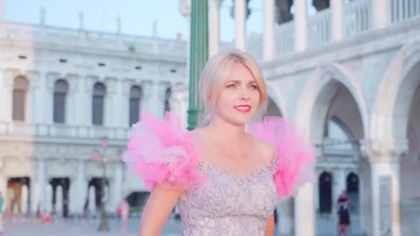 Счастливая блондинка гуляет по Венеции — стоковое видео