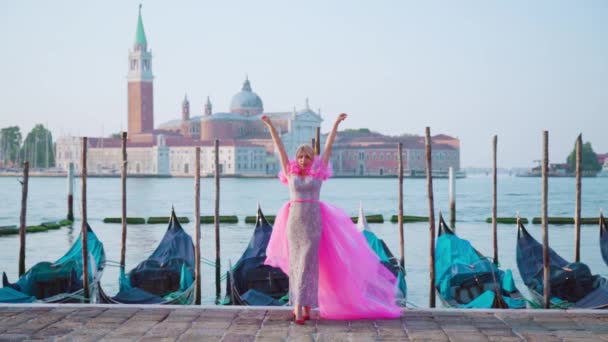 Vestido rosa se eleva en cámara lenta en la chica en Venecia — Vídeo de stock