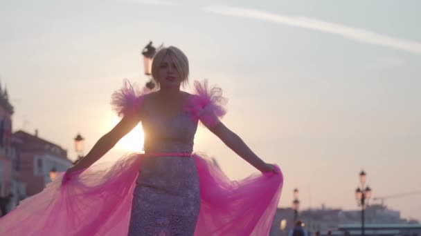 Fille avec robe rose pose à Venise — Video