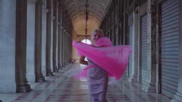 Menina feliz sorri e corre em câmera lenta em vestido rosa — Vídeo de Stock