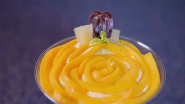 Mango on top of custard in the glass — Stock Video