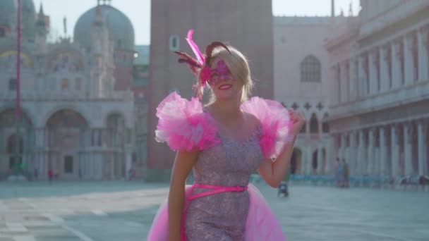 Glimlachend meisje met carnavalsmasker voor de St. Marks Basiliek in Venetië — Stockvideo