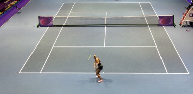 Tenis oynayan genç bir kadın.