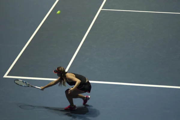 Joven mujer jugando tenis. — Foto de Stock