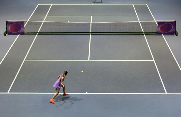Νεαρή γυναίκα που παίζει τένις. — Φωτογραφία Αρχείου