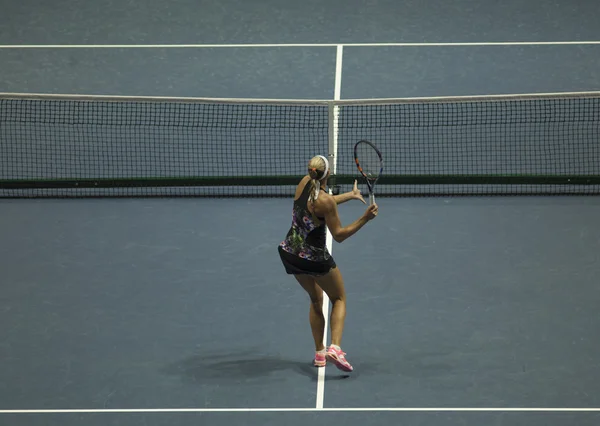 Nuori nainen pelaa tennistä. — kuvapankkivalokuva