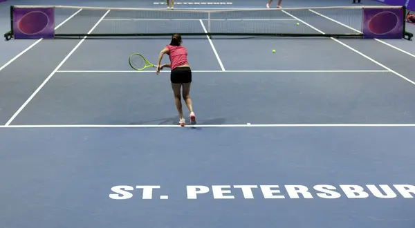 Jeune femme jouant au tennis. — Photo