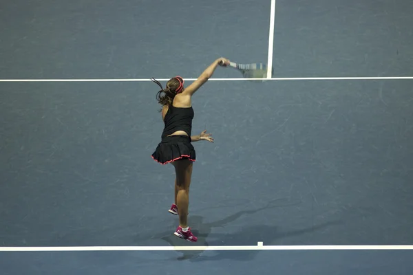 Nuori nainen pelaa tennistä. — kuvapankkivalokuva