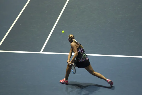 Молодая женщина играет в теннис. — стоковое фото