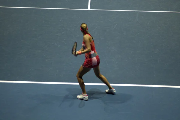 Joven mujer jugando tenis. — Foto de Stock