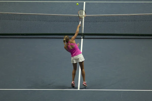 Jonge vrouw spelen tennis. — Stockfoto