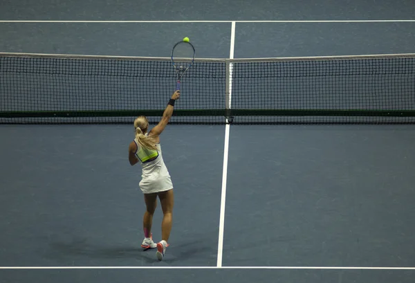 Młoda kobieta gra w tenisa. — Zdjęcie stockowe