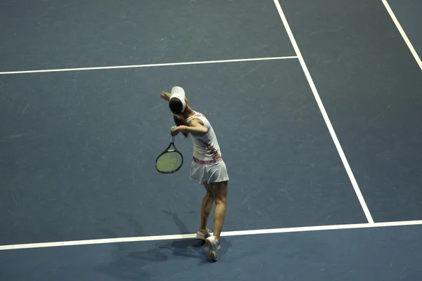 Tenis oynayan genç bir kadın. — Stok fotoğraf