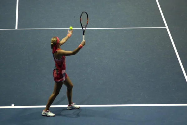 Tenis oynayan genç bir kadın. — Stok fotoğraf