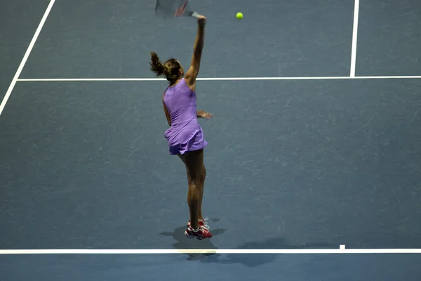 Jovem mulher jogando tênis. — Fotografia de Stock