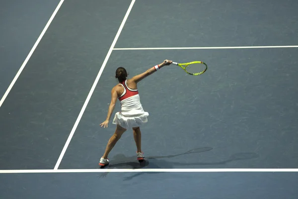 Jonge vrouw spelen tennis. — Stockfoto