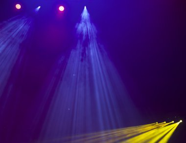 konser sırasında sahneden ışık.