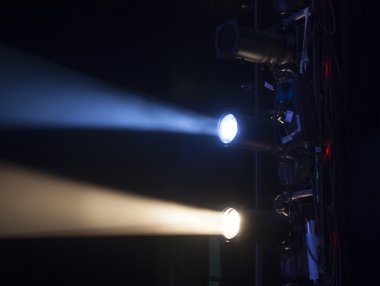 konser sırasında sahneden ışık.