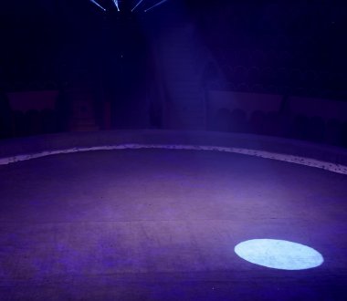 konser sırasında sahneden ışık.