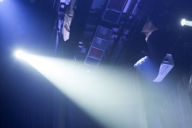 konser sırasında sahneden ışık.