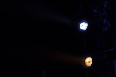 konser sırasında sahneden ışık.