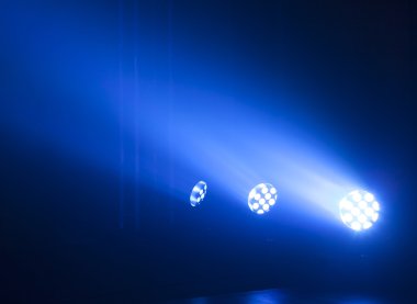 konser sırasında sahneden ışık.