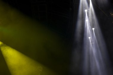 konser sırasında sahneden ışık.
