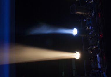 konser sırasında sahneden ışık.