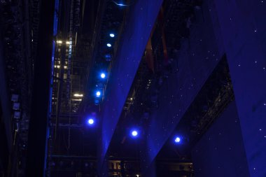 konser sırasında sahneden ışık.