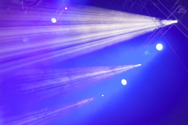 konser sırasında sahneden ışık.