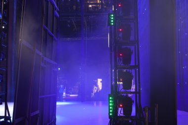 konser sırasında sahneden ışık.