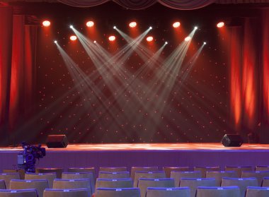 konser sırasında sahneden ışık.