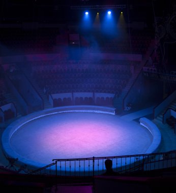 konser sırasında sahneden ışık.