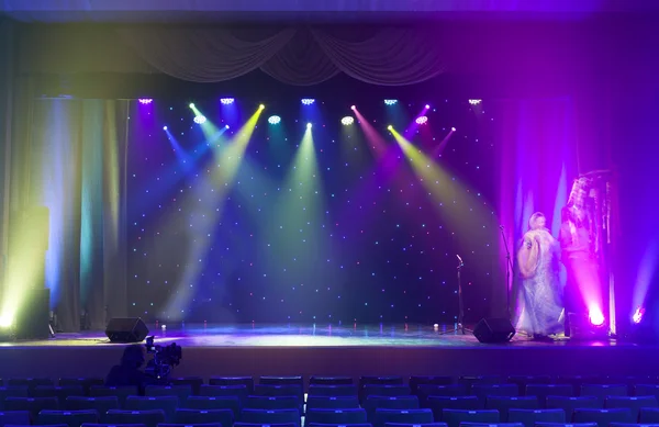 Ljuset från scenen under konserten. — Stockfoto