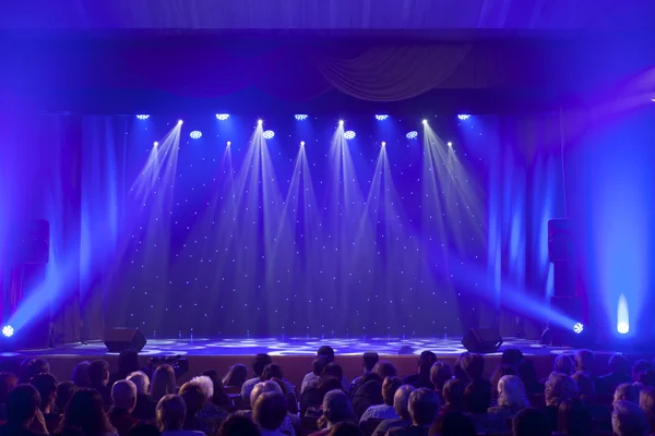 konser sırasında sahneden ışık.